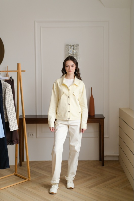 Бомбер в нежно-лимонном оттенке 